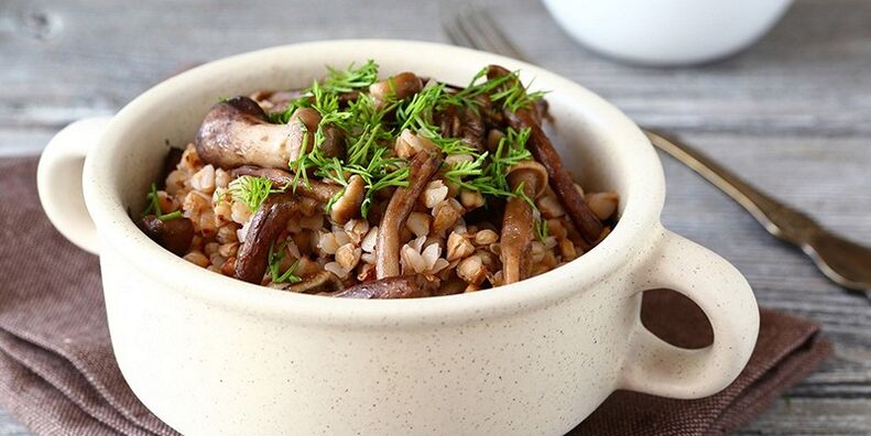 Buckwheat Porridge mat Champignonen fir Mëttegiessen am gesonde Ernährungsmenü