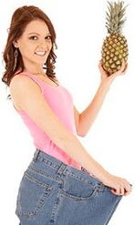 Larred Meedchen mat Ananas